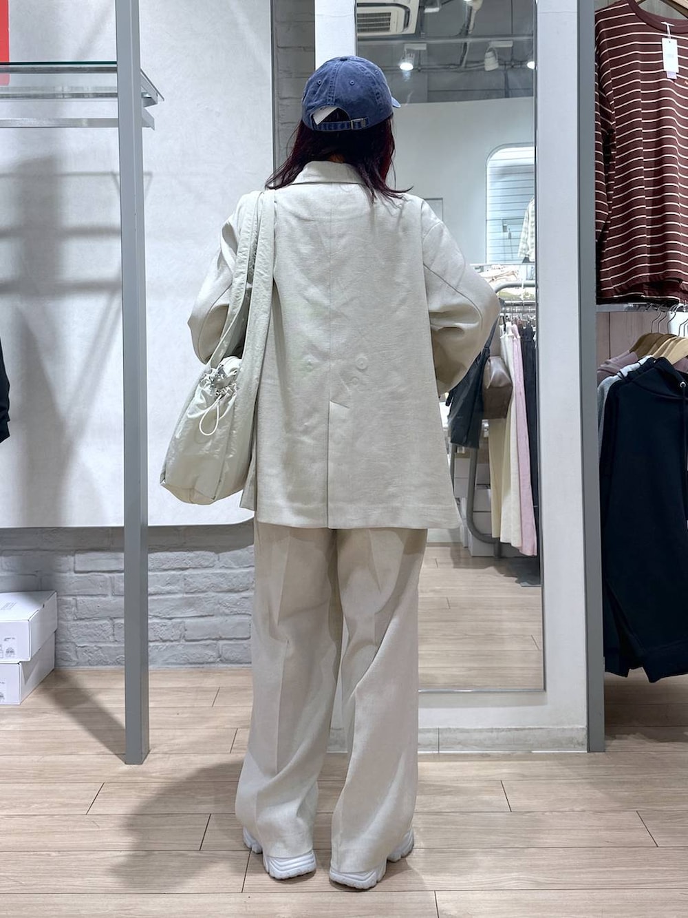 ベージュ系のその他アウター、ベージュ系のその他パンツ、ホワイト系のトートバッグを着用したレディースの春コーディネートの3枚目の写真