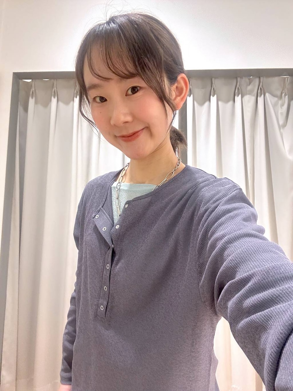グリーン系のTシャツ/カットソー、ブルー系のデニムパンツ、グレー系のTシャツ/カットソーを着用したレディースの春コーディネートの6枚目の写真
