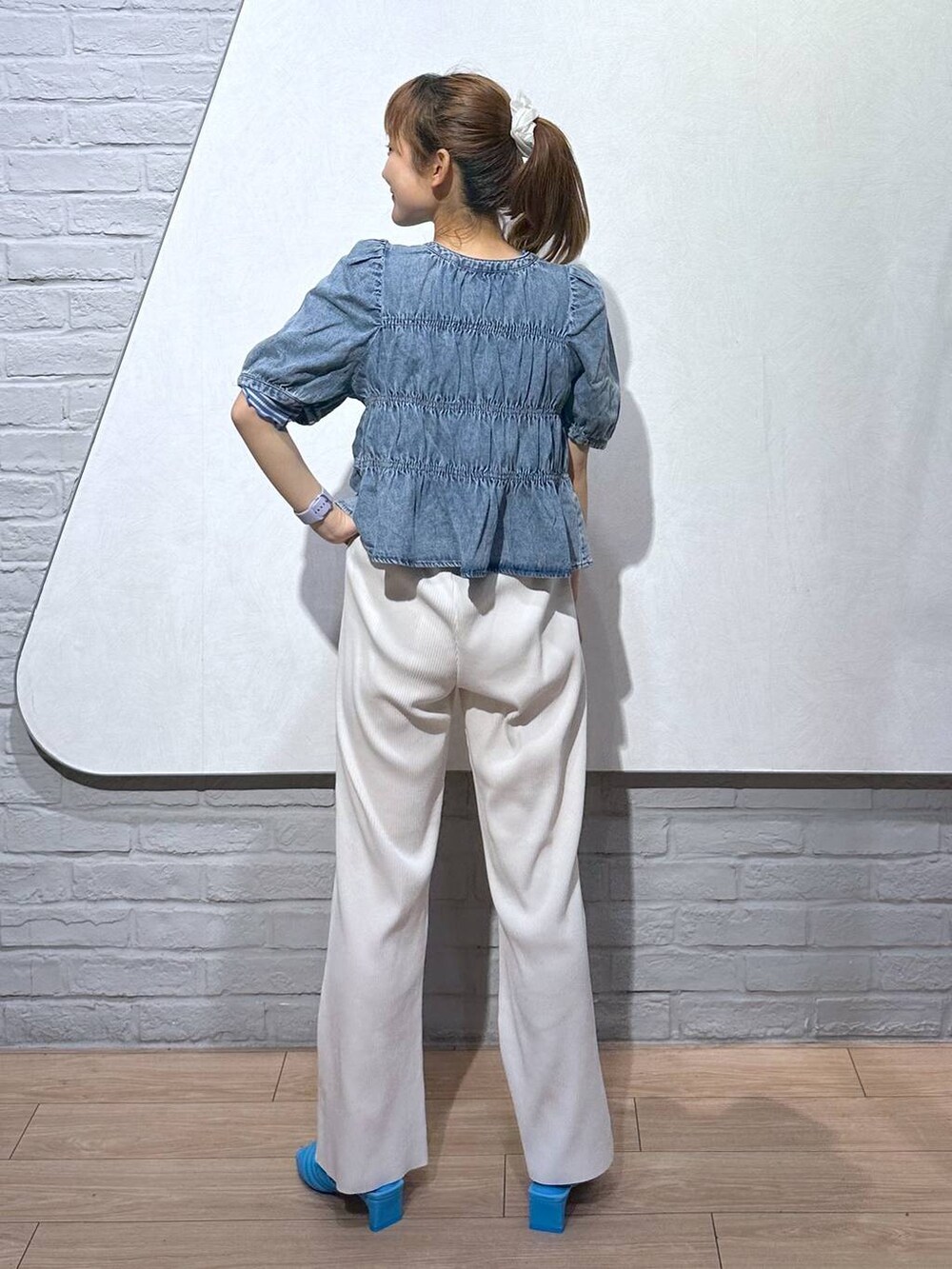 ホワイト系のその他パンツ、ブルー系のシャツ/ブラウス、ブルー系のサンダルを着用したレディースの夏コーディネートの4枚目の写真