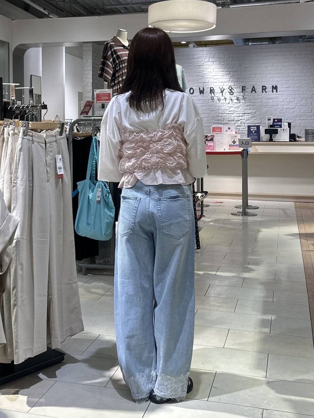ピンク系のベスト、ホワイト系のTシャツ/カットソー、ホワイト系のトートバッグを着用したレディースの夏コーディネートの3枚目の写真