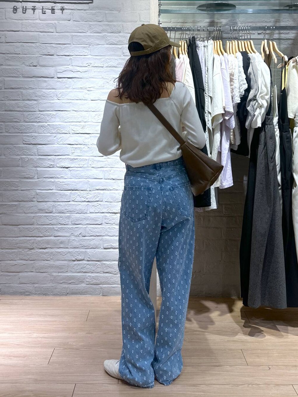 ブルー系のデニムパンツ、ホワイト系のTシャツ/カットソー、ホワイト系のスニーカーを着用したレディースの春コーディネートの3枚目の写真