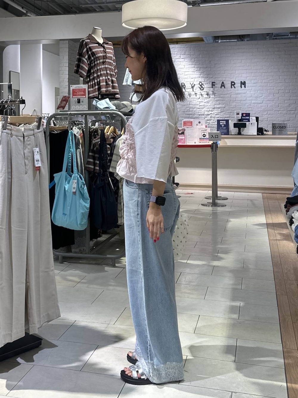 ピンク系のベスト、ホワイト系のTシャツ/カットソー、ホワイト系のトートバッグを着用したレディースの夏コーディネートの2枚目の写真