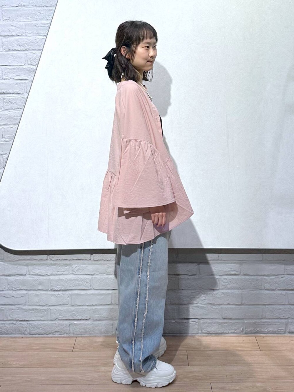 ピンク系のシャツ/ブラウス、ホワイト系のスニーカー、ブラック系のキャミソールを着用したレディースの秋コーディネートの3枚目の写真