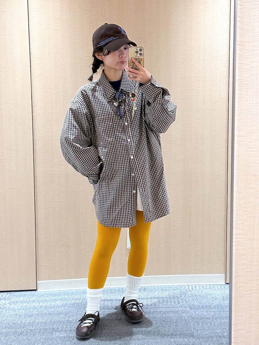 ブラウン系のシャツ/ブラウス、ブラウン系のキャップを着用したレディースの春コーディネートの4枚目の写真