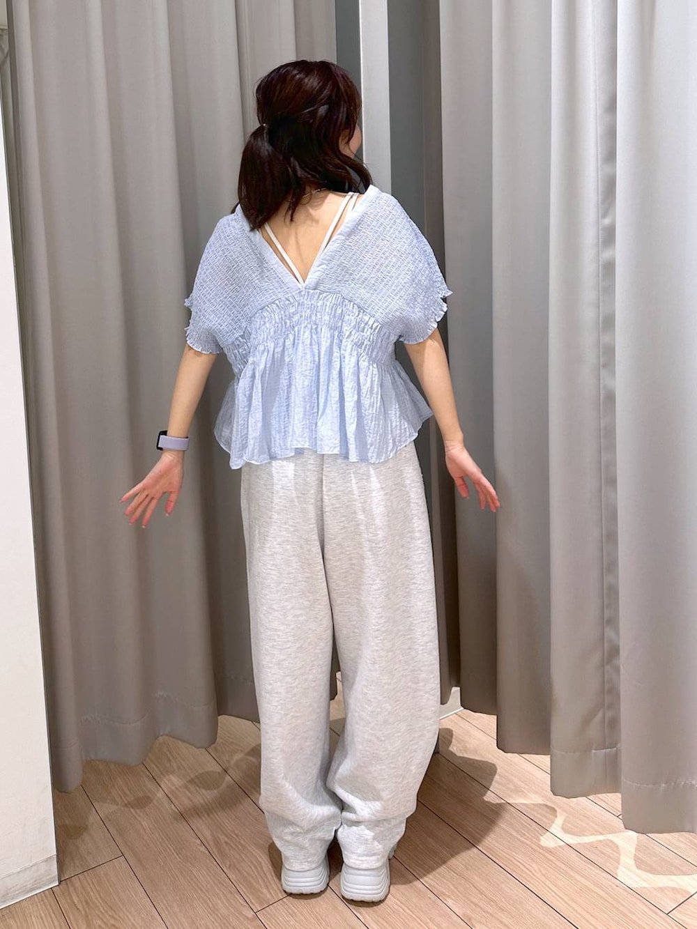 グレー系のスウェットパンツ、ホワイト系のタンクトップ、シルバー系のスニーカーを着用したレディースの春コーディネートの4枚目の写真