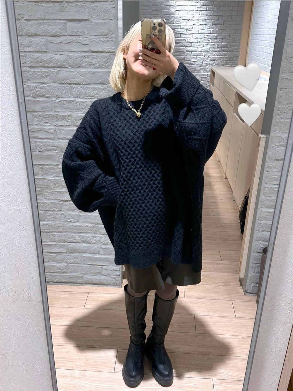 グレー系のその他パンツ、グリーン系のTシャツ/カットソー、ブラック系のブーツを着用したレディースの冬コーディネートの3枚目の写真