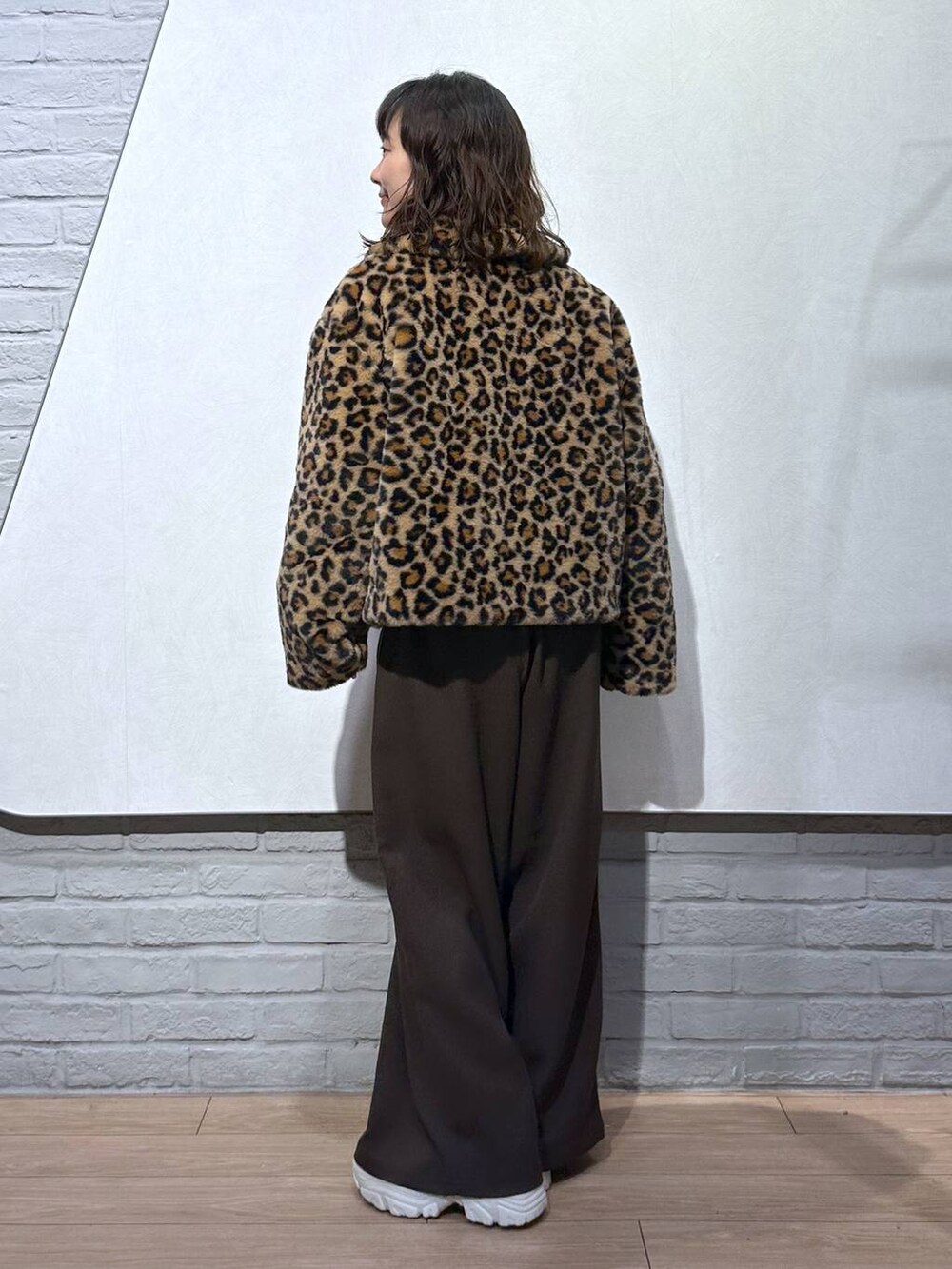 ホワイト系のブーツ、その他のブルゾン、ブラウン系のその他パンツを着用したレディースの冬コーディネートの4枚目の写真