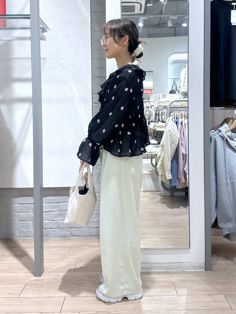 ホワイト系のショルダーバッグ、ホワイト系のTシャツ/カットソー、グリーン系のその他パンツを着用したレディースの春コーディネートの4枚目の写真