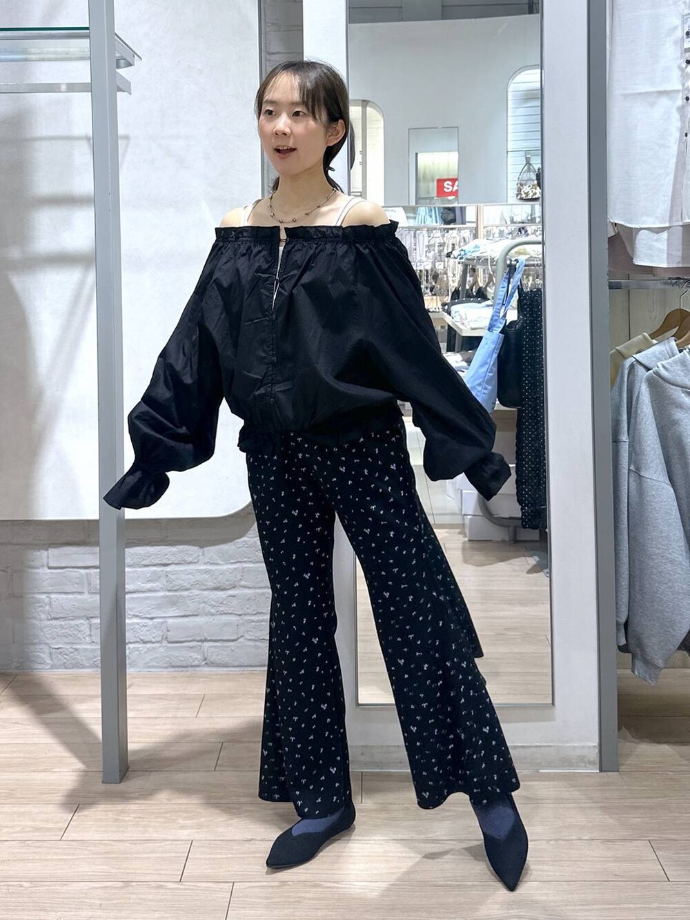 ホワイト系のTシャツ/カットソー、ブラック系のパンプス、ブラック系のその他パンツを着用したレディースの春コーディネートの4枚目の写真