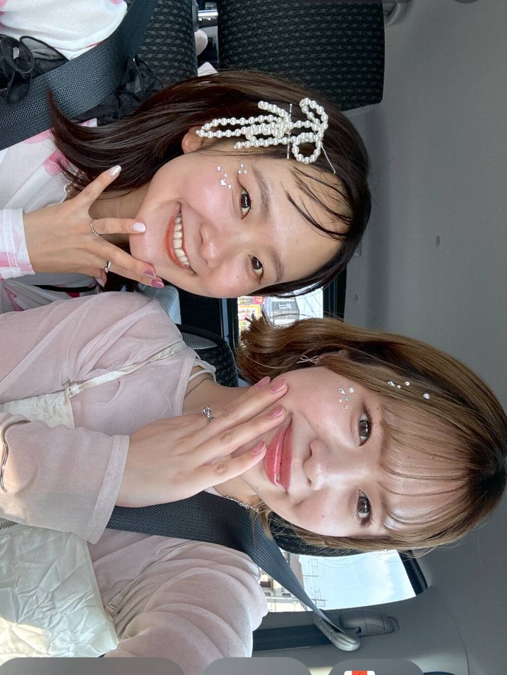 ブラック系のキャミソール、ホワイト系のバレッタ/ヘアクリップ、ブラック系のスマホグッズを着用したレディースの秋コーディネートの5枚目の写真