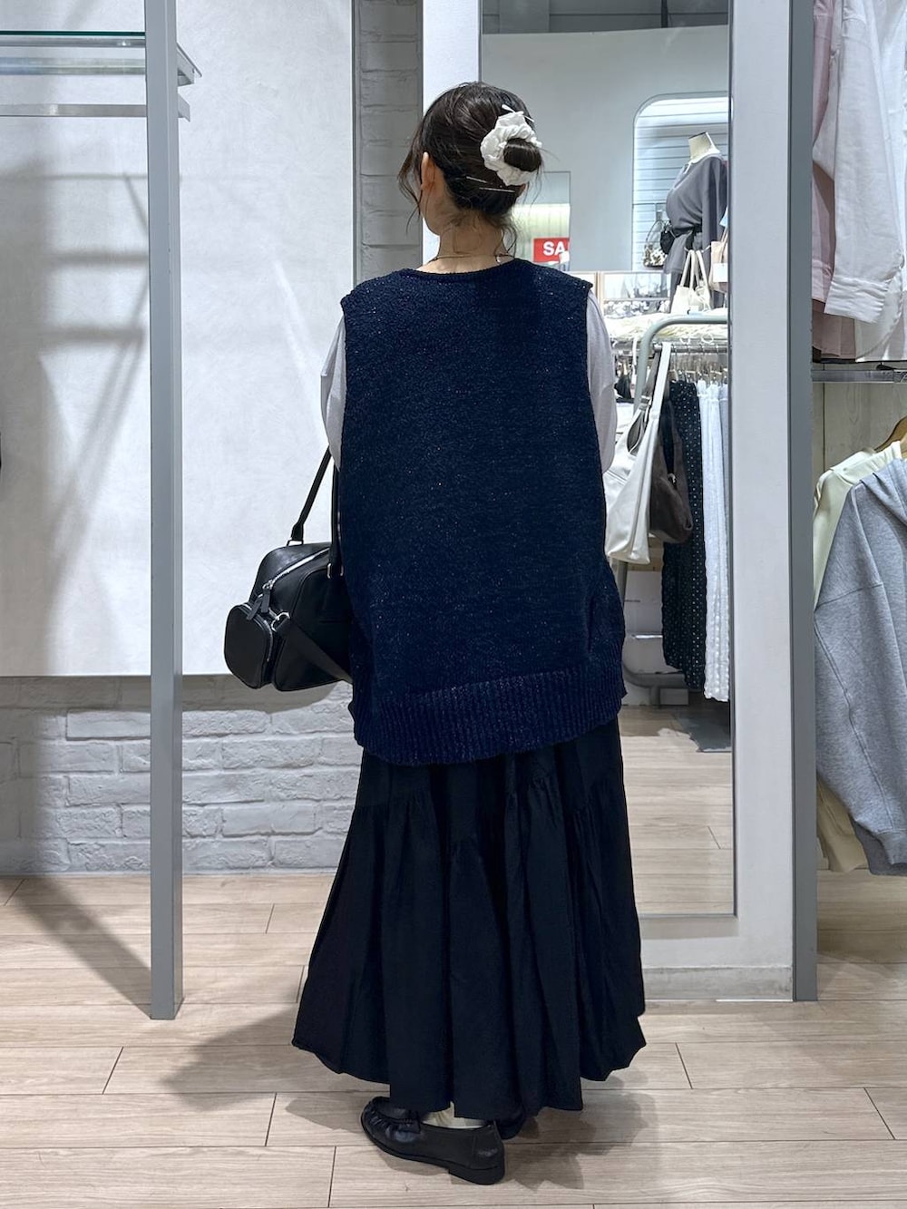 グレー系のTシャツ/カットソー、ブラック系のボストンバッグ、ブラック系のローファーを着用したレディースの春コーディネートの5枚目の写真