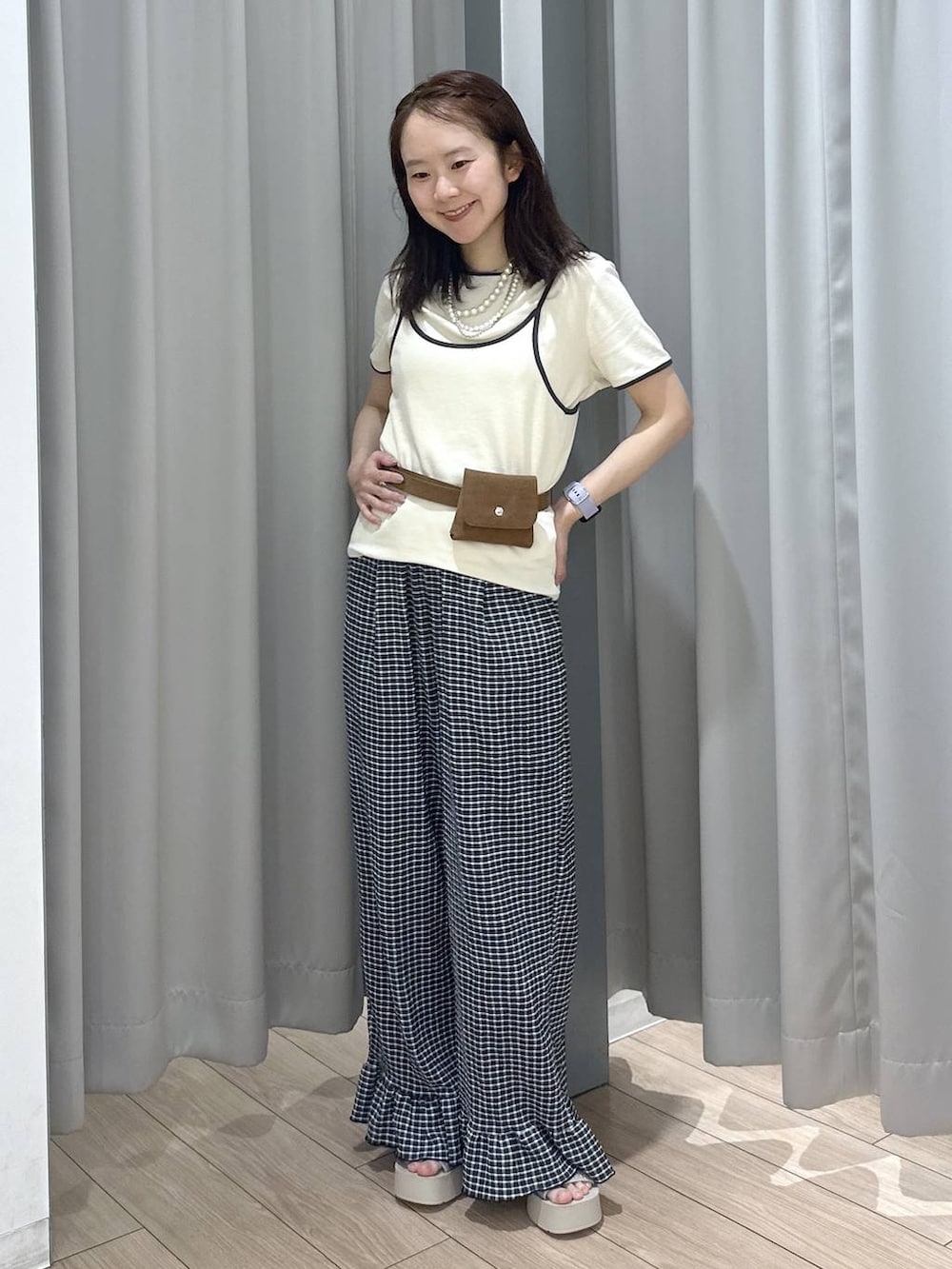 ホワイト系のサンダル、ベージュ系のTシャツ/カットソー、ブラック系のその他パンツを着用したレディースの夏コーディネートの5枚目の写真