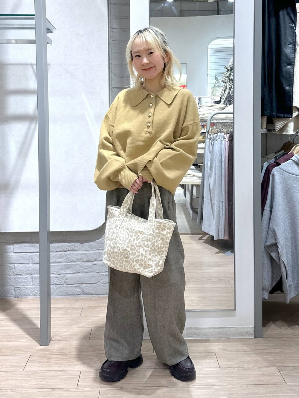 ベージュ系のショルダーバッグ、ブラウン系のデニムパンツ、ブラウン系のローファーを着用したレディースの冬コーディネートの4枚目の写真