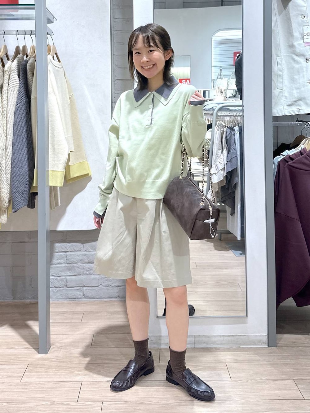 ブラウン系のショルダーバッグ、ブラウン系のローファー、ベージュ系のその他パンツを着用したレディースの春コーディネートの4枚目の写真