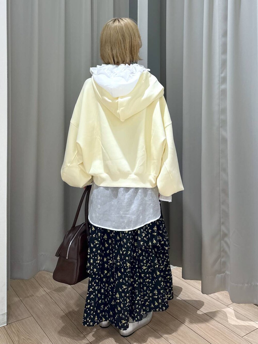 ブラウン系のボストンバッグ、ホワイト系のシャツ/ブラウス、シルバー系のパンプスを着用したレディースの秋コーディネートの4枚目の写真