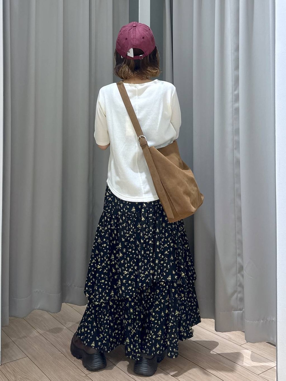 ベージュ系のショルダーバッグ、ホワイト系のTシャツ/カットソー、その他のスカートを着用したレディースの夏コーディネートの5枚目の写真