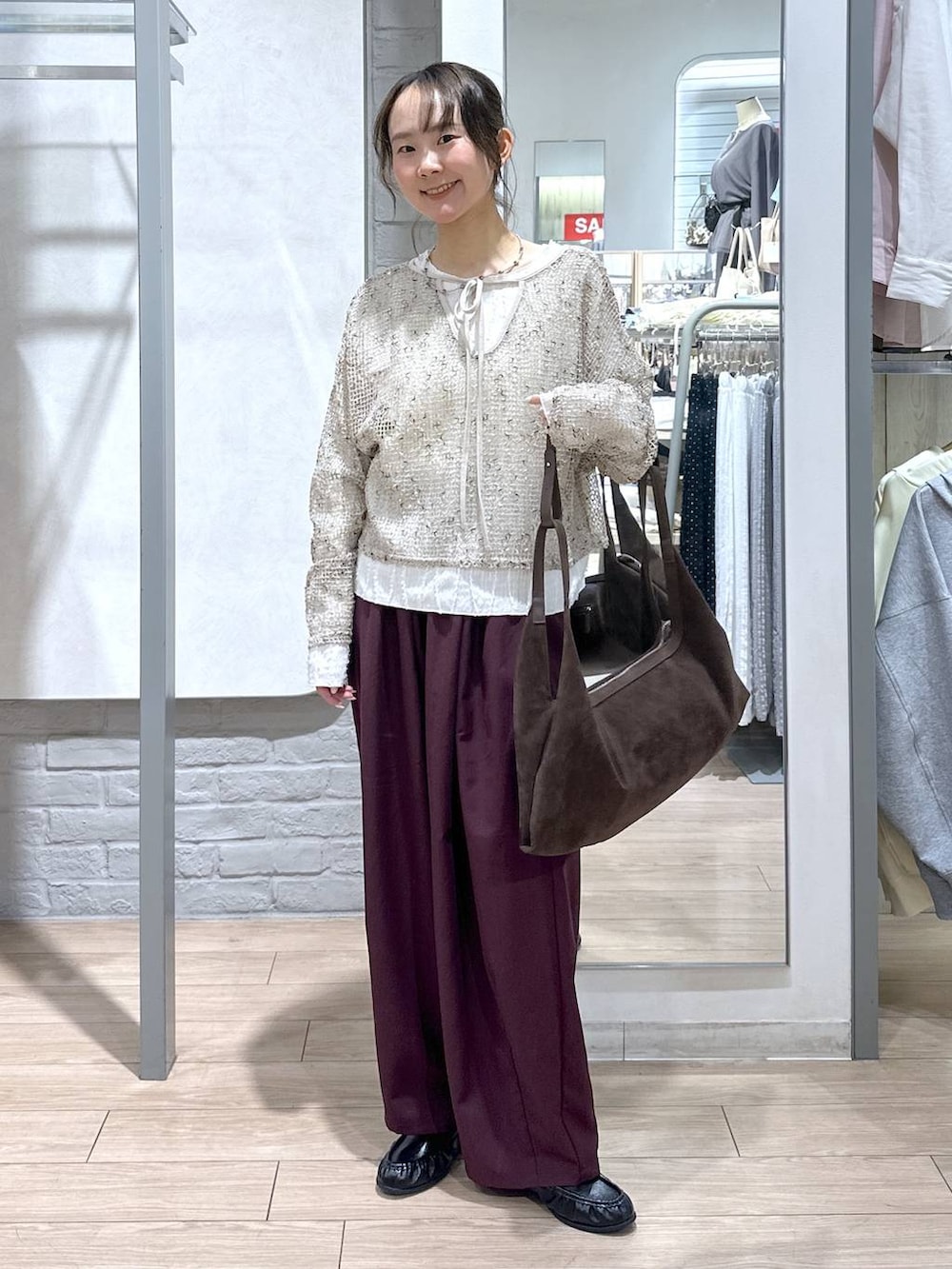 ベージュ系のTシャツ/カットソー、パープル系のその他パンツ、ブラウン系のショルダーバッグを着用したレディースの春コーディネートの5枚目の写真