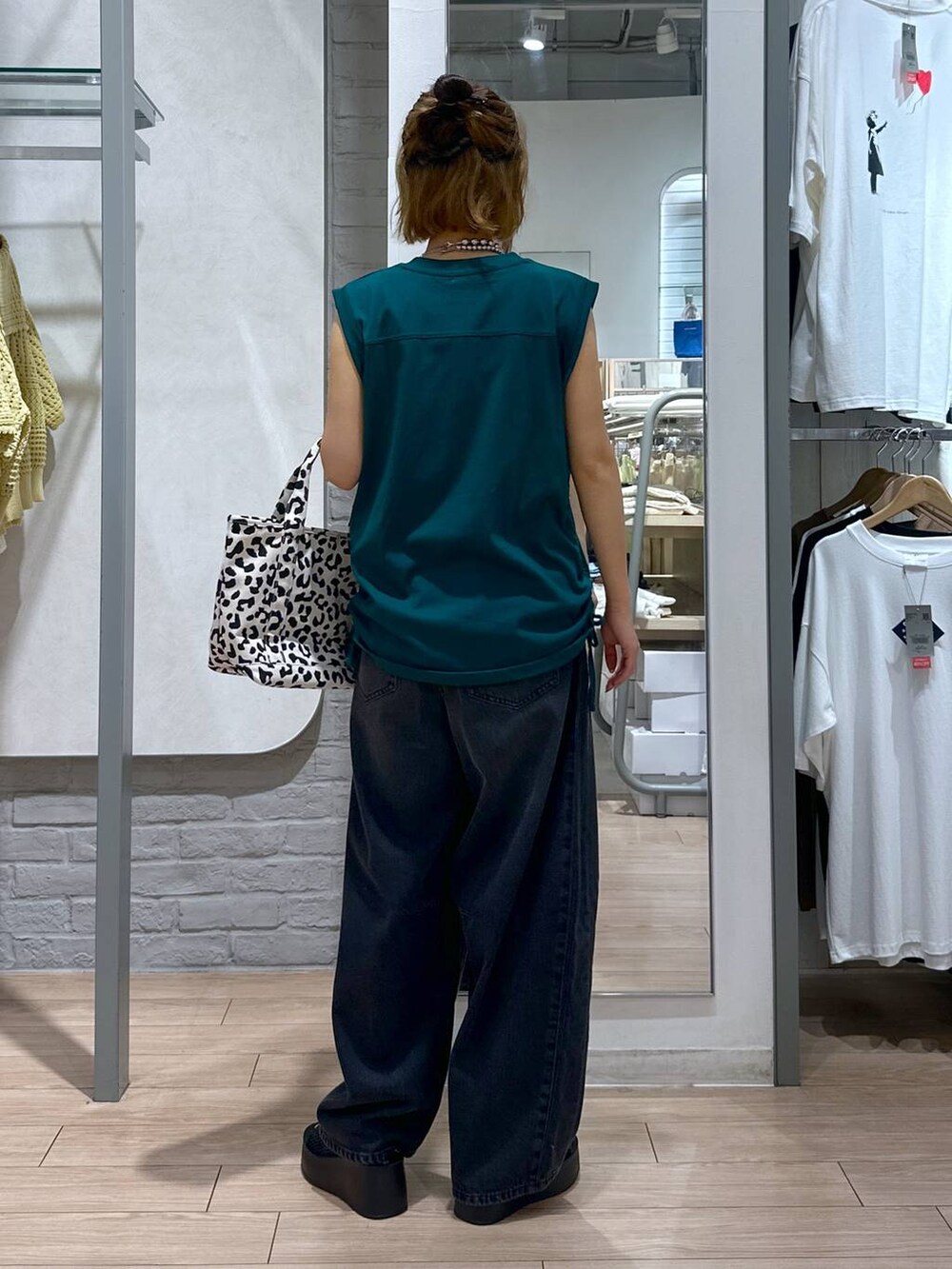 ブラック系のサンダル、ブラック系のデニムパンツ、その他のショルダーバッグを着用したレディースの夏コーディネートの4枚目の写真