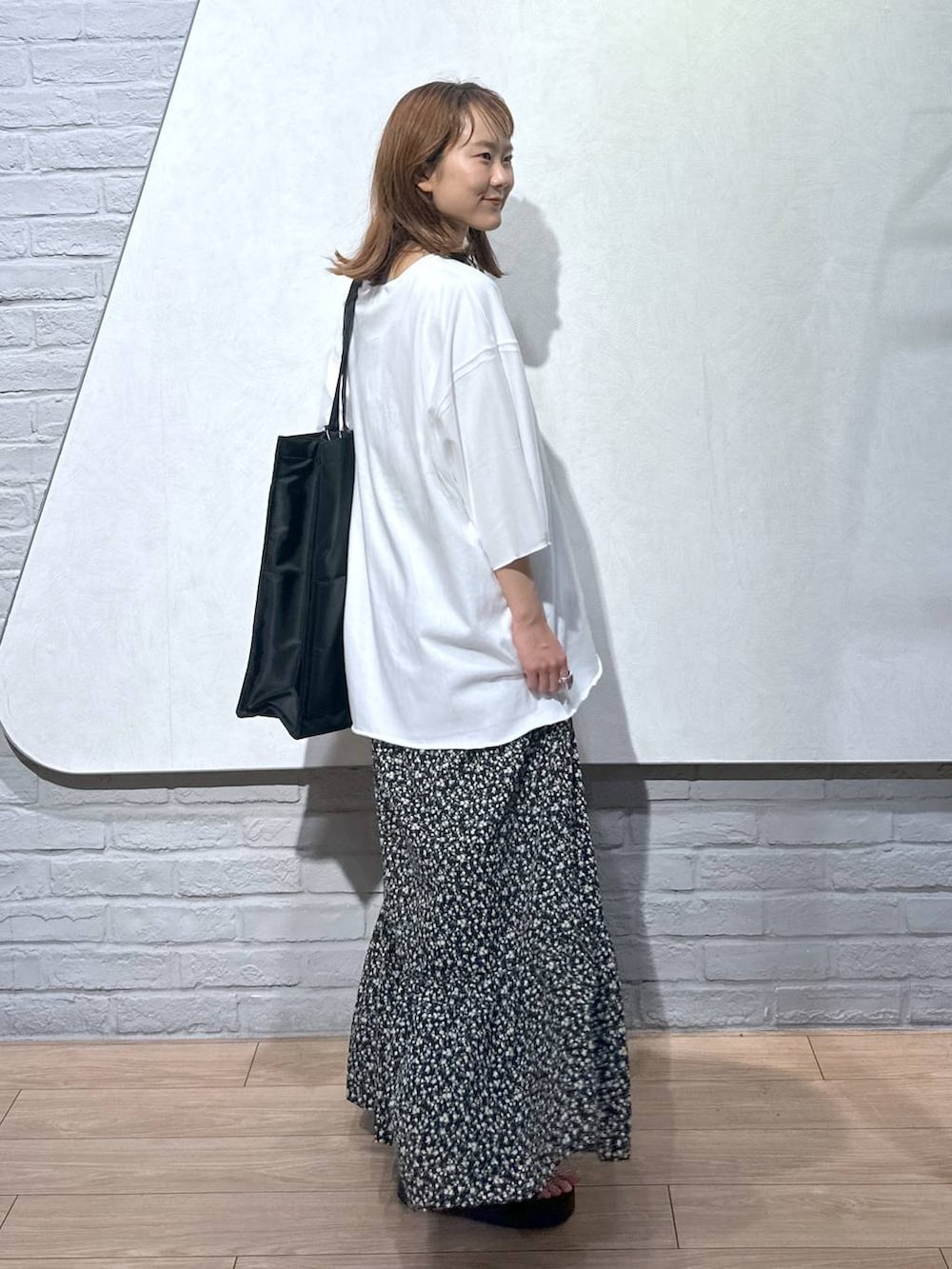 その他のワンピース、ブラック系のトートバッグ、ホワイト系のTシャツ/カットソーを着用したレディースの夏コーディネートの4枚目の写真