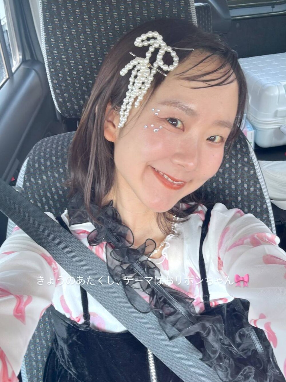 ブラック系のキャミソール、ホワイト系のバレッタ/ヘアクリップ、ブラック系のスマホグッズを着用したレディースの秋コーディネートの2枚目の写真