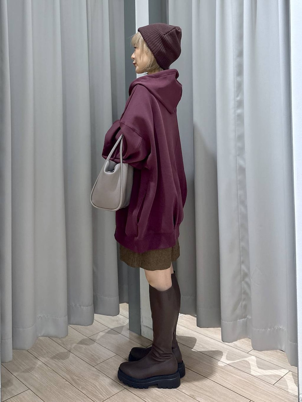 ホワイト系のニット/セーター、レッド系のパーカー、ブラウン系のその他パンツを着用したレディースの秋コーディネートの3枚目の写真