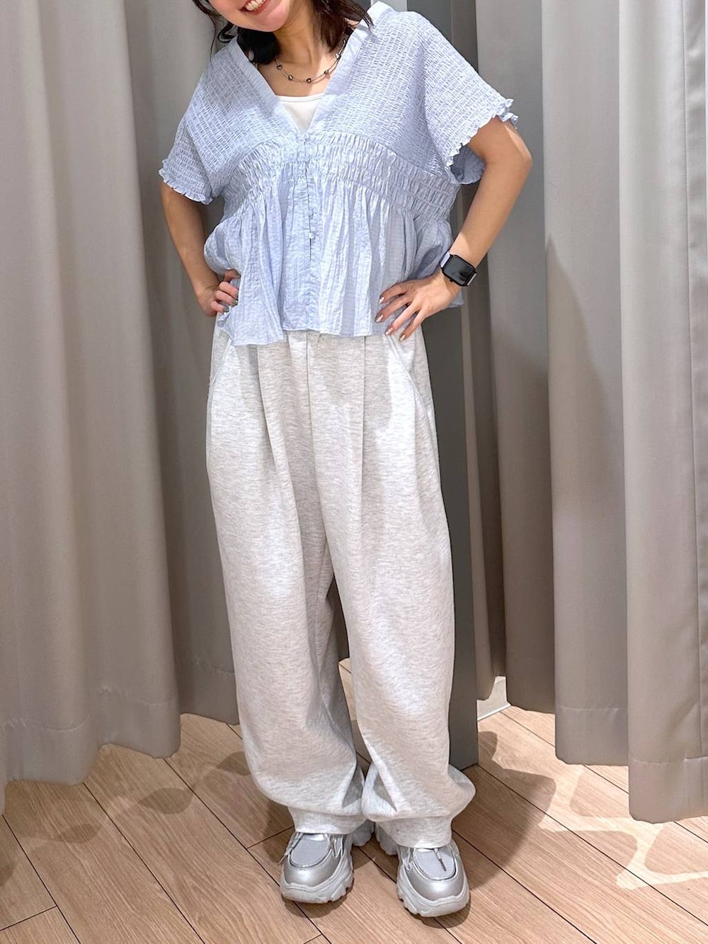 グレー系のスウェットパンツ、ホワイト系のタンクトップ、シルバー系のスニーカーを着用したレディースの春コーディネートの6枚目の写真