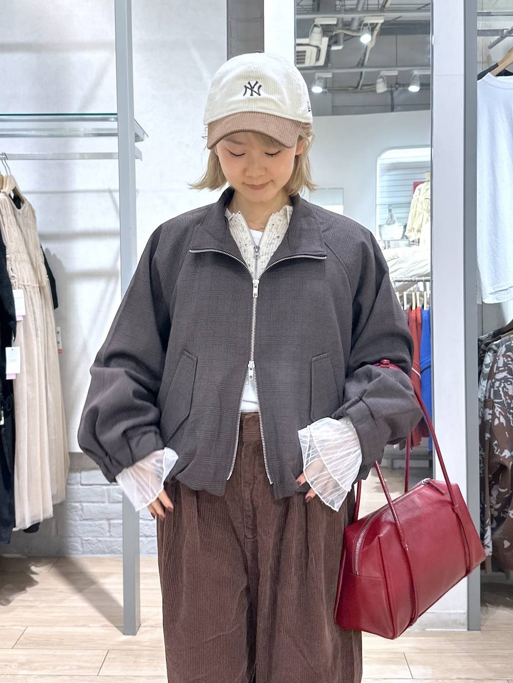 ブラウン系のブルゾン、ブラウン系のその他パンツ、ホワイト系のTシャツ/カットソーを着用したレディースの秋コーディネートの3枚目の写真