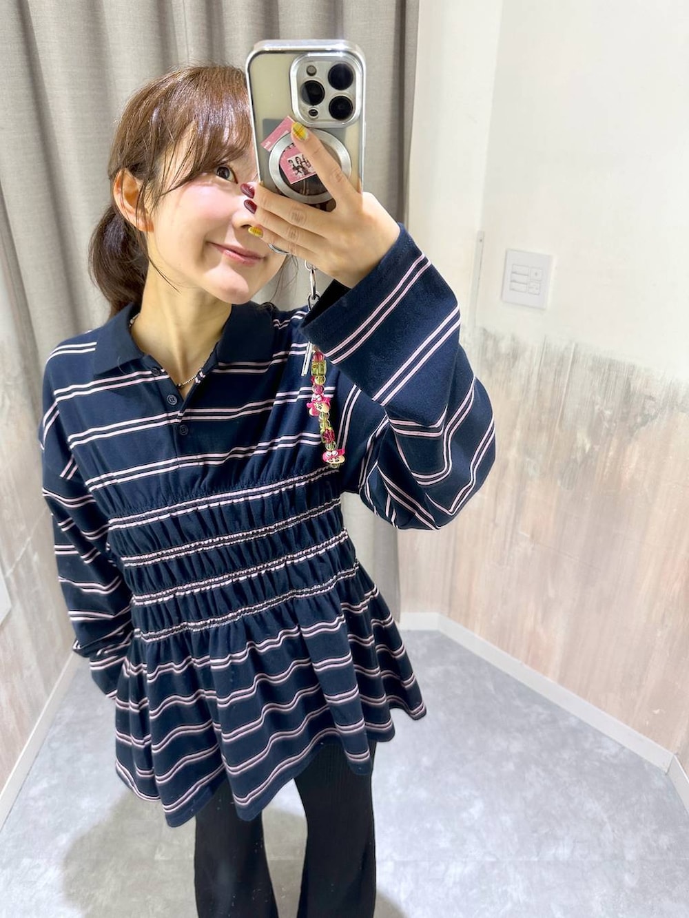 ブルー系のポロシャツ、ブラック系のその他パンツ、シルバー系のスニーカーを着用したレディースの秋コーディネートの3枚目の写真