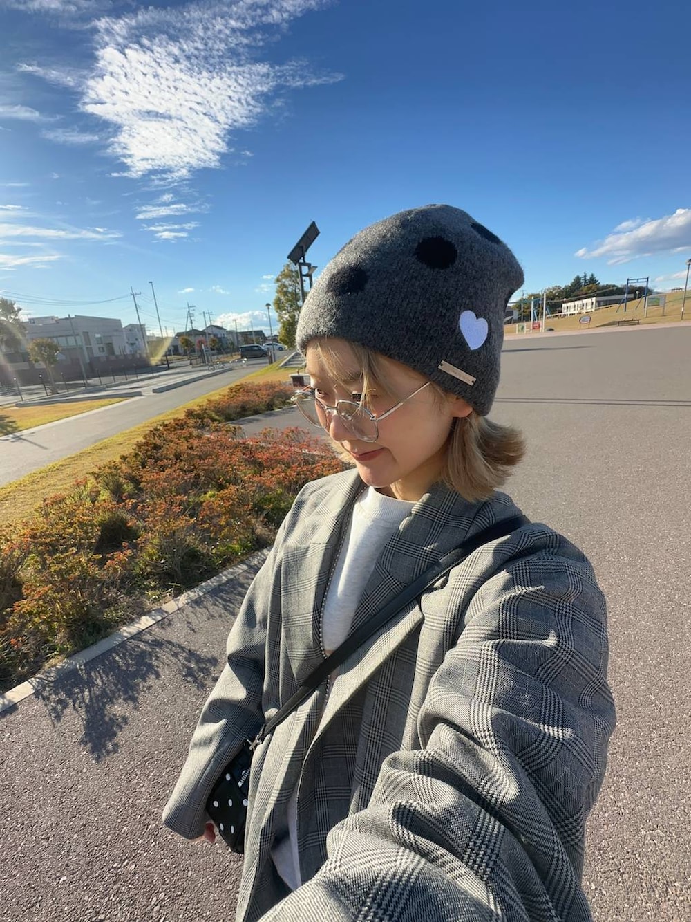グレー系のテーラードジャケット、グレー系のニットキャップ/ビーニーを着用したレディースの秋コーディネートの3枚目の写真