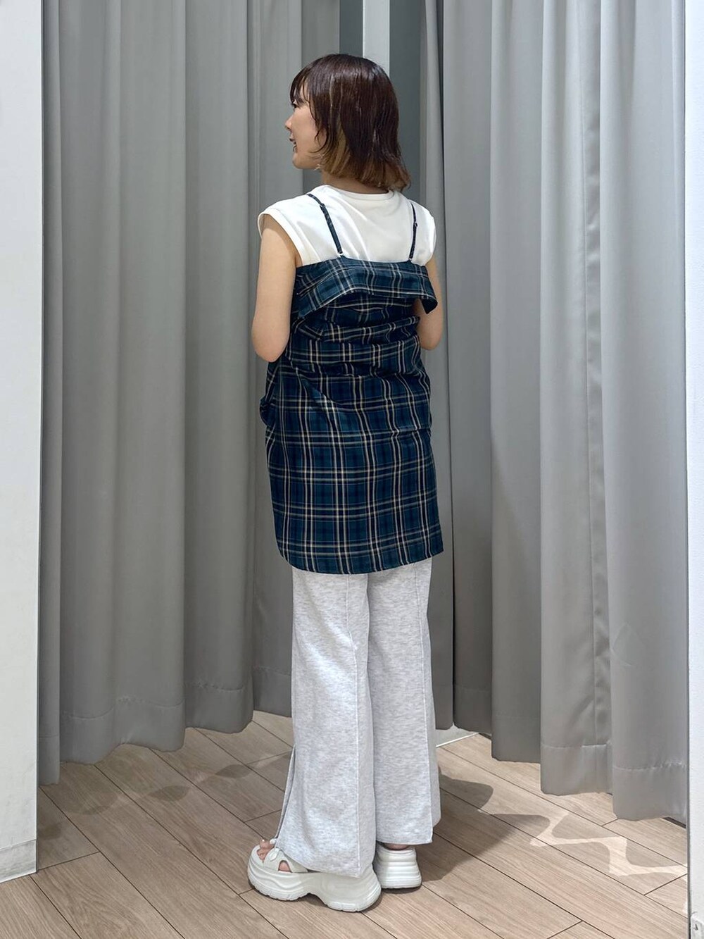 ホワイト系のサンダル、グリーン系のシャツ/ブラウス、グレー系のスウェットパンツを着用したレディースの夏コーディネートの3枚目の写真