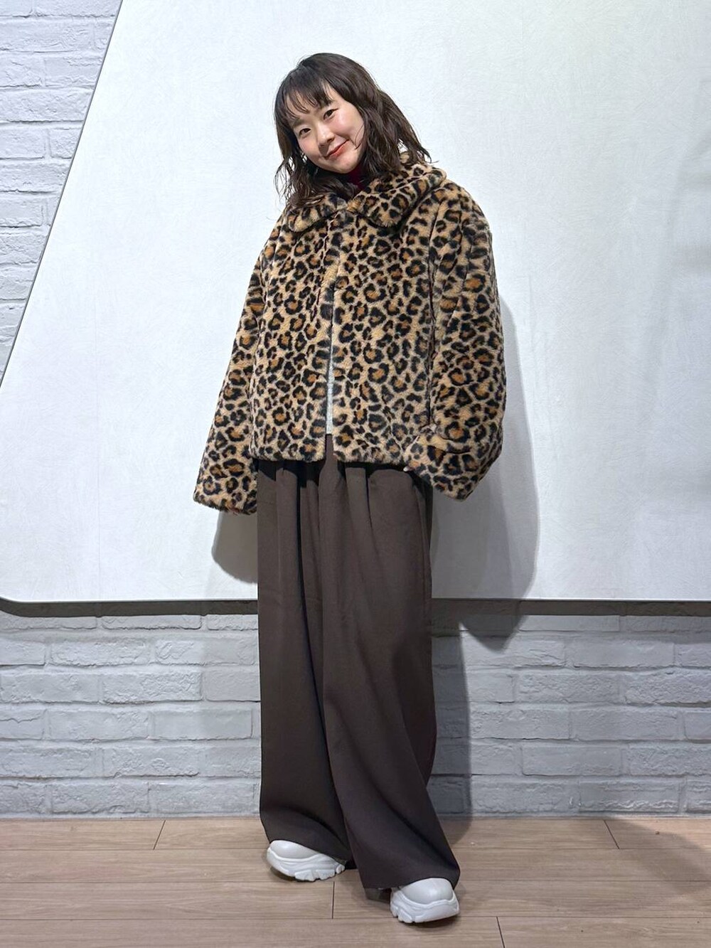 ホワイト系のブーツ、その他のブルゾン、ブラウン系のその他パンツを着用したレディースの冬コーディネートの2枚目の写真