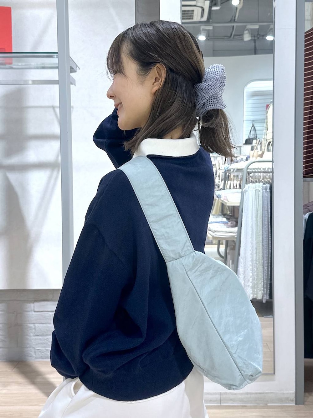 ベージュ系のTシャツ/カットソー、ベージュ系のスウェットパンツ、ブラック系のローファーを着用したレディースの春コーディネートの3枚目の写真