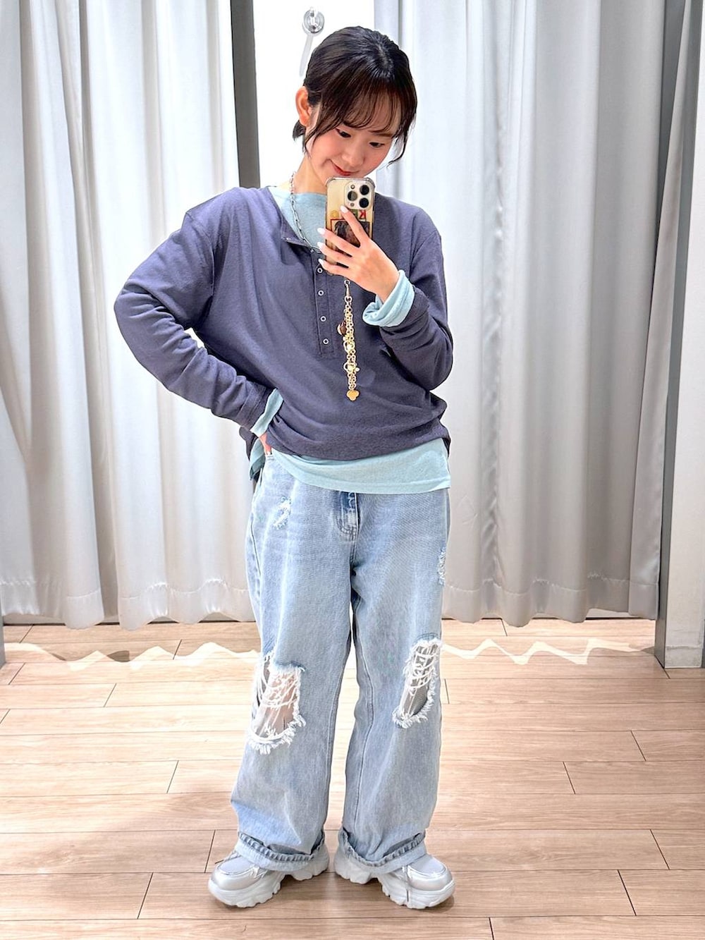 グリーン系のTシャツ/カットソー、ブルー系のデニムパンツ、グレー系のTシャツ/カットソーを着用したレディースの春コーディネートの2枚目の写真