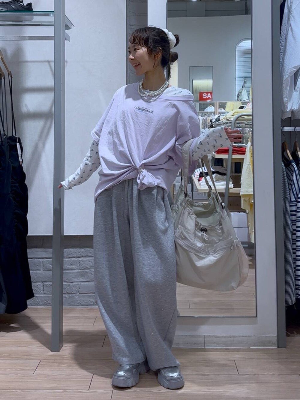 グレー系のスニーカー、その他のスウェットパンツ、その他のTシャツ/カットソーを着用したレディースの春コーディネートの3枚目の写真