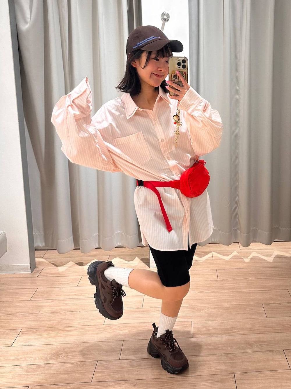 レッド系のボディバッグ/ウエストポーチ、ピンク系のシャツ/ブラウス、ブラック系のその他パンツを着用したレディースの春コーディネートの2枚目の写真