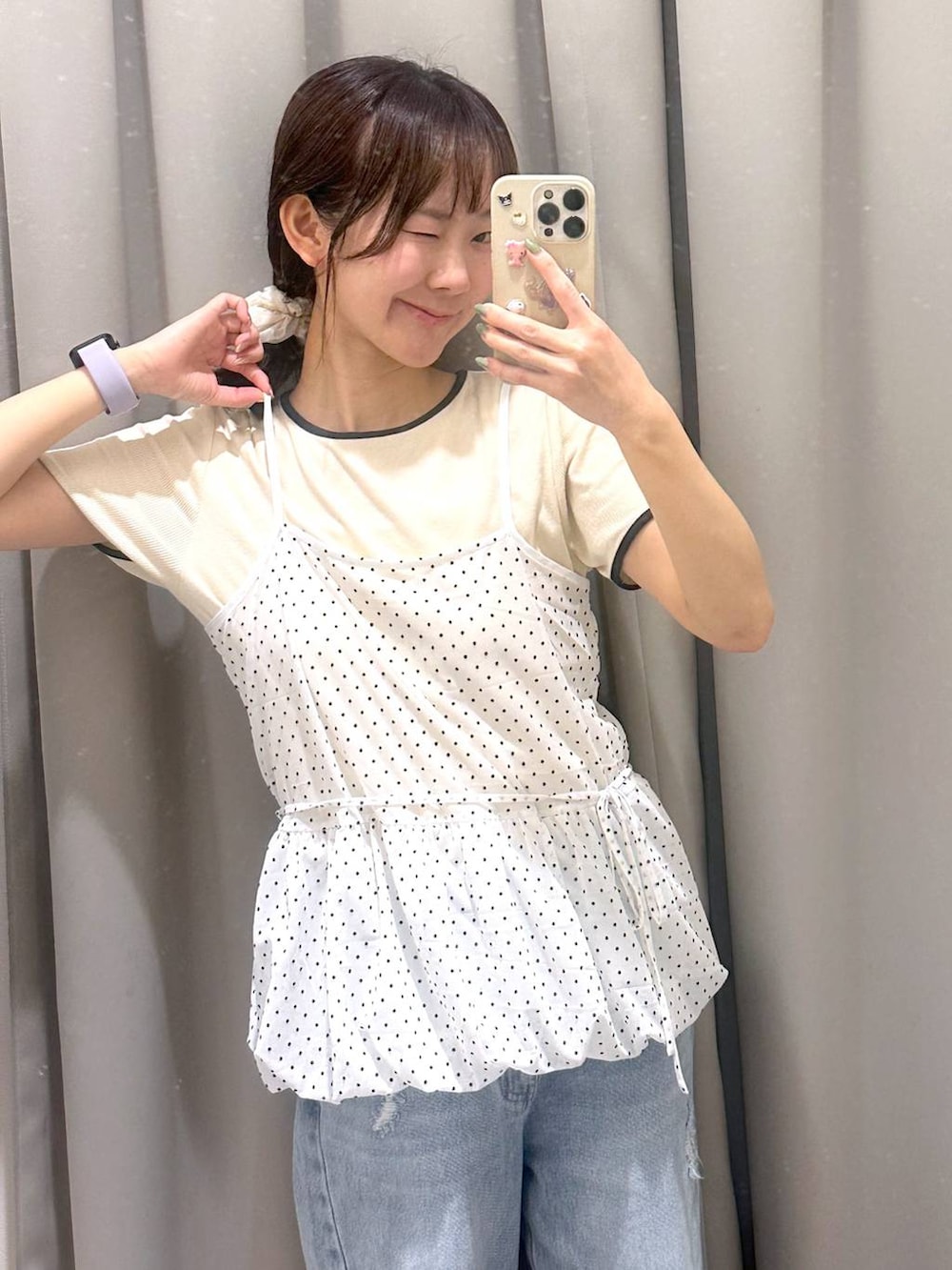 ブルー系のデニムパンツ、ベージュ系のTシャツ/カットソー、ホワイト系のキャミソールを着用したレディースの春コーディネートの3枚目の写真