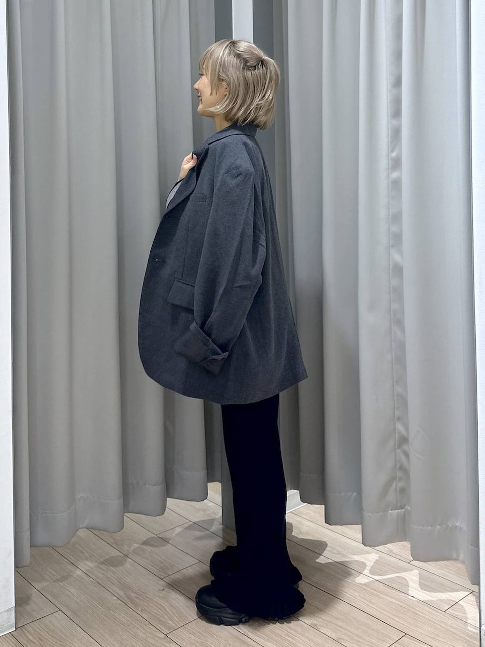 ブラック系のブーツ、グレー系のテーラードジャケット、ブラック系のその他パンツを着用したレディースの秋コーディネートの2枚目の写真