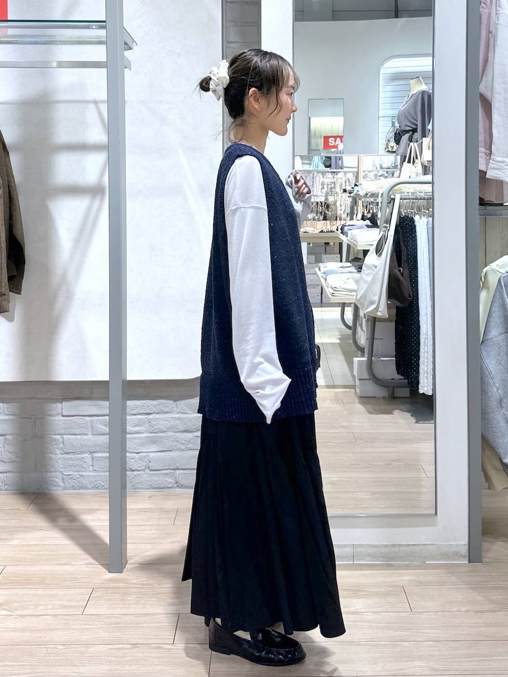 グレー系のTシャツ/カットソー、ブラック系のボストンバッグ、ブラック系のローファーを着用したレディースの春コーディネートの3枚目の写真