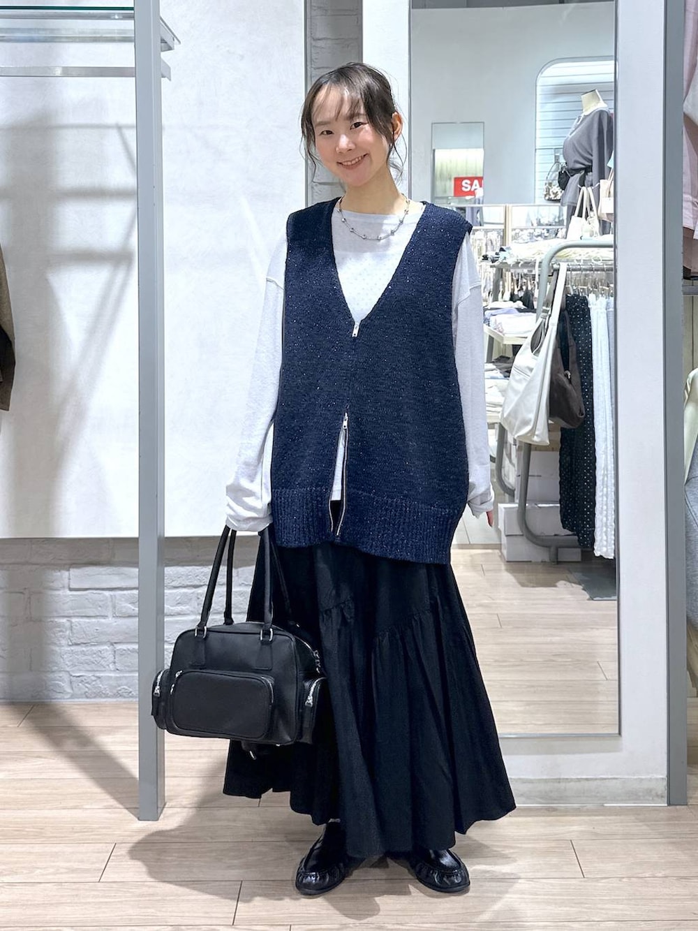 グレー系のTシャツ/カットソー、ブラック系のボストンバッグ、ブラック系のローファーを着用したレディースの春コーディネートの4枚目の写真