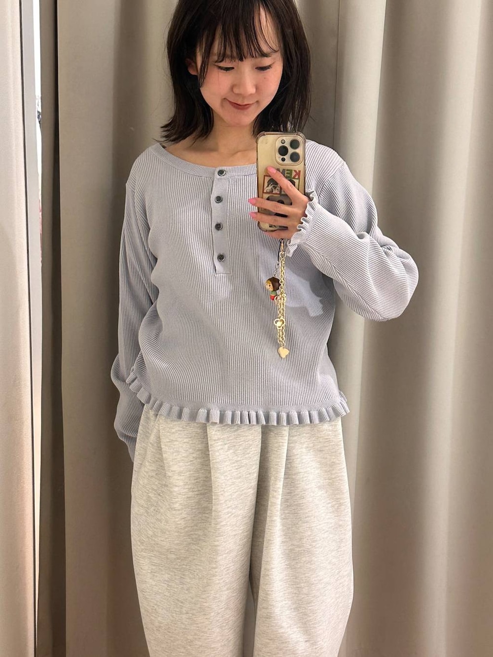 グレー系のスウェットパンツ、その他のパンプス、グレー系のニット/セーターを着用したレディースの春コーディネートの3枚目の写真