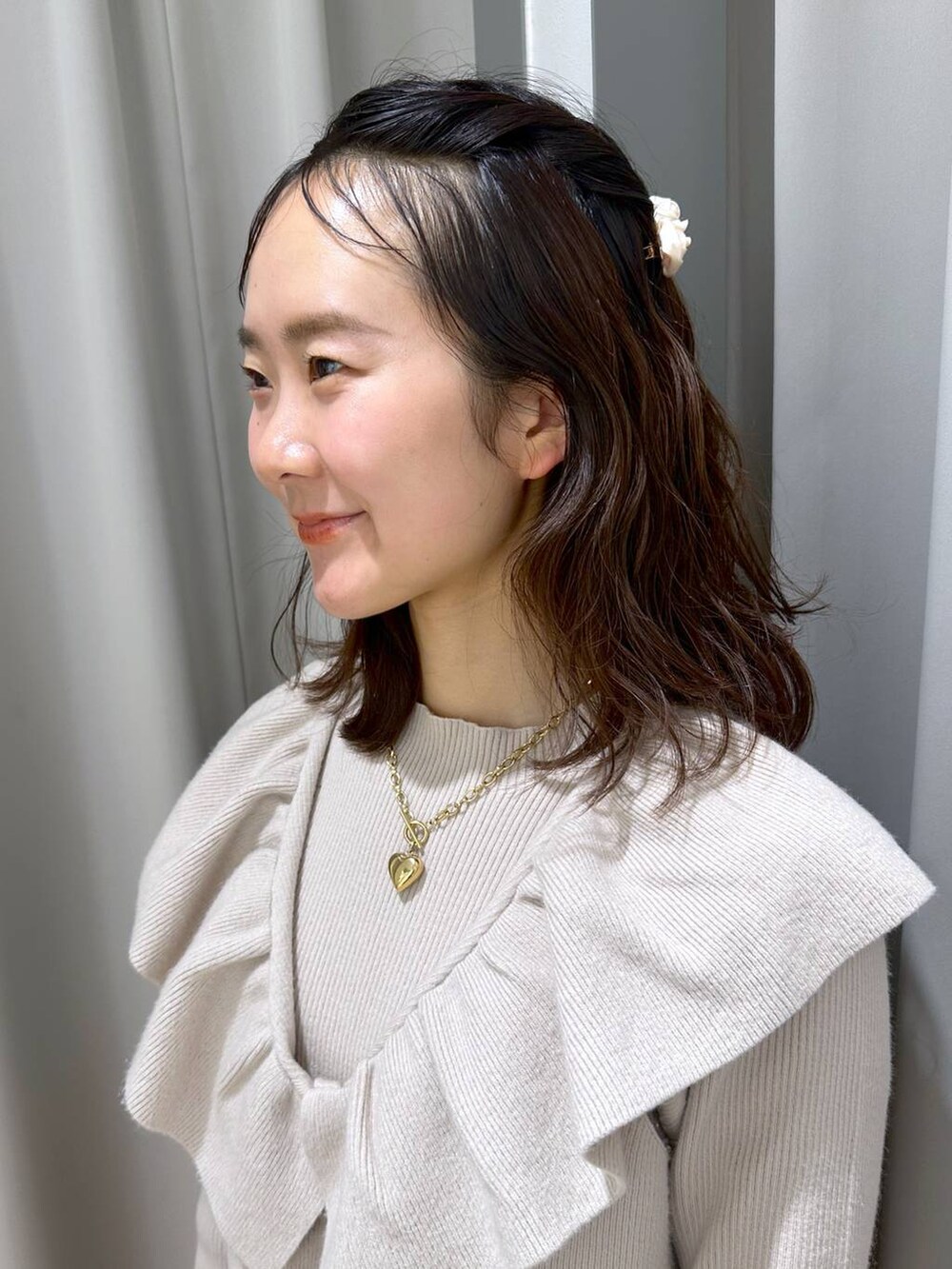 ベージュ系のニット/セーター、ブラウン系のネックレス、ホワイト系のバレッタ/ヘアクリップを着用したレディースの冬コーディネートの5枚目の写真