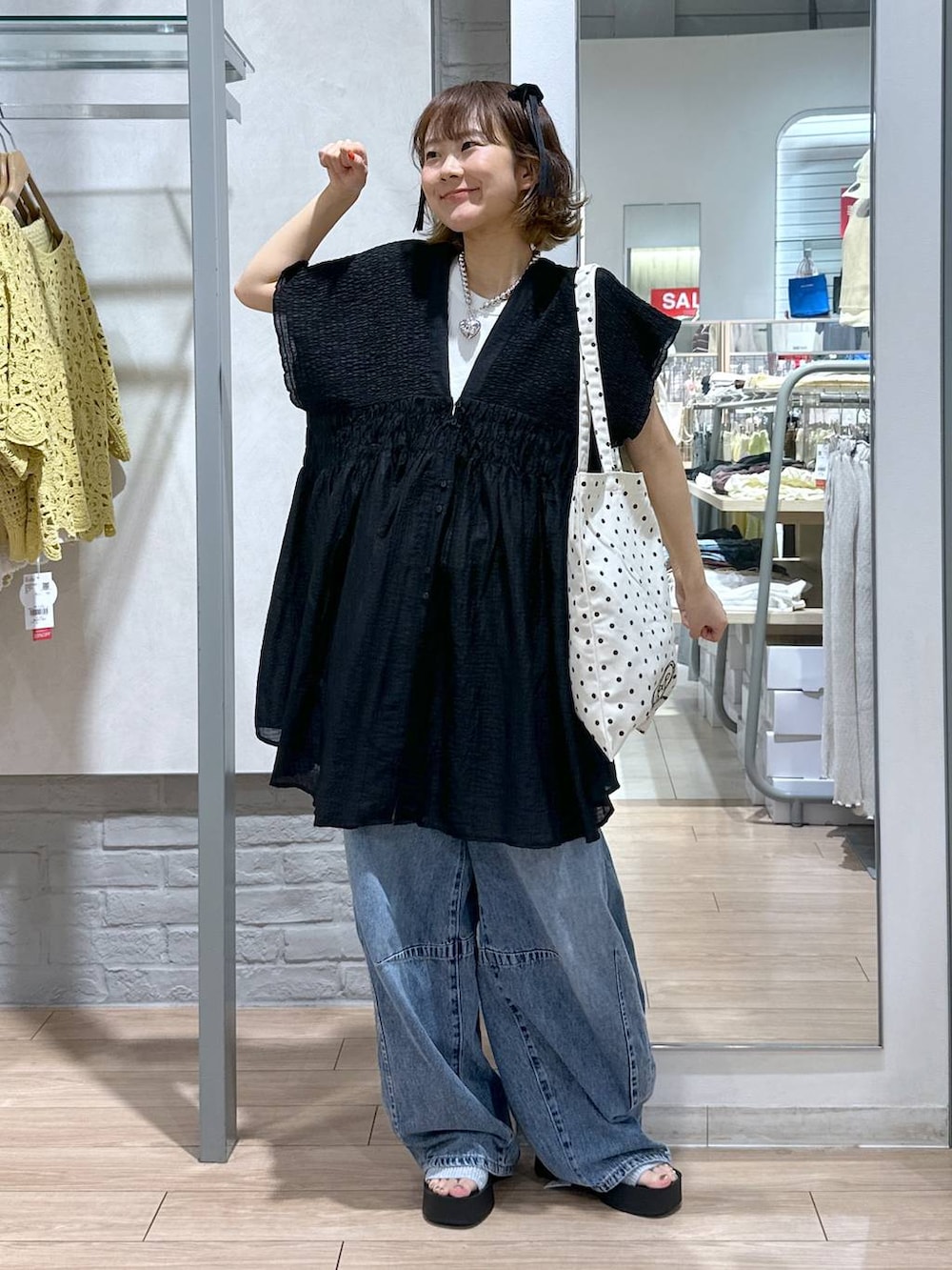 シルバー系のサンダル、その他のトートバッグ、ブルー系のデニムパンツを着用したレディースの夏コーディネートの5枚目の写真