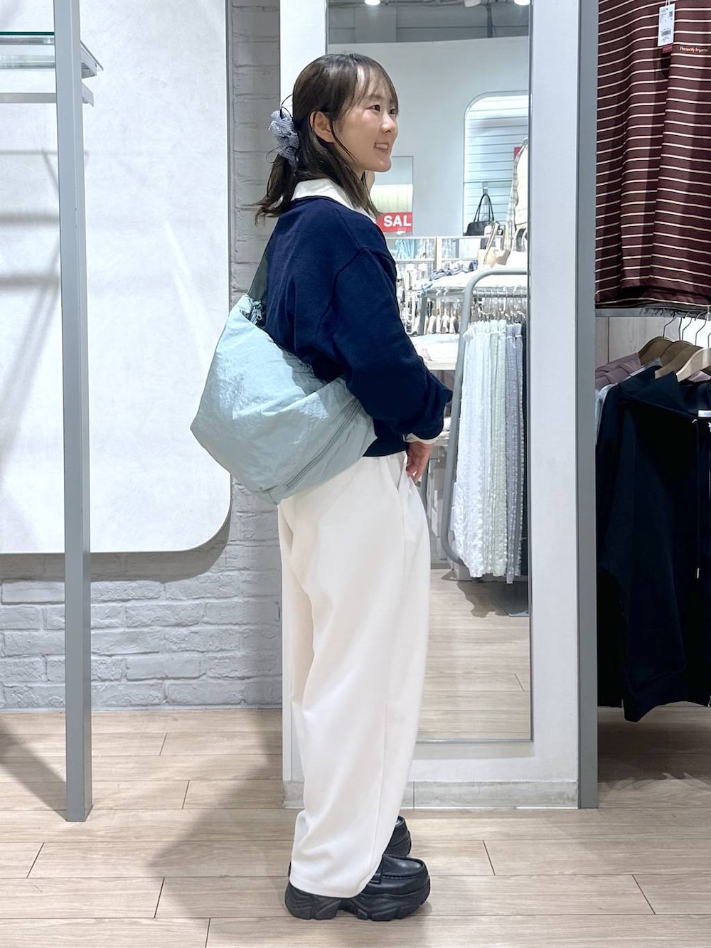 ベージュ系のTシャツ/カットソー、ベージュ系のスウェットパンツ、ブラック系のローファーを着用したレディースの春コーディネートの5枚目の写真