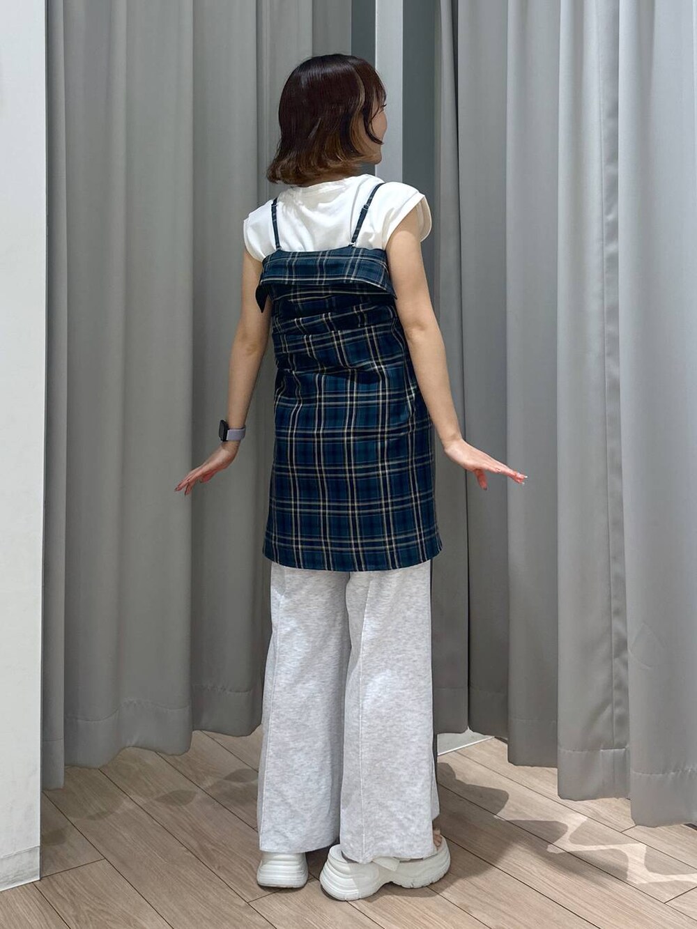 ホワイト系のサンダル、グリーン系のシャツ/ブラウス、グレー系のスウェットパンツを着用したレディースの夏コーディネートの5枚目の写真