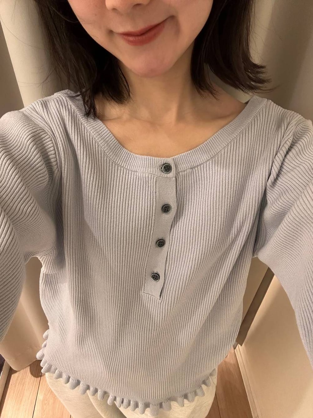 グレー系のスウェットパンツ、その他のパンプス、グレー系のニット/セーターを着用したレディースの春コーディネートの2枚目の写真