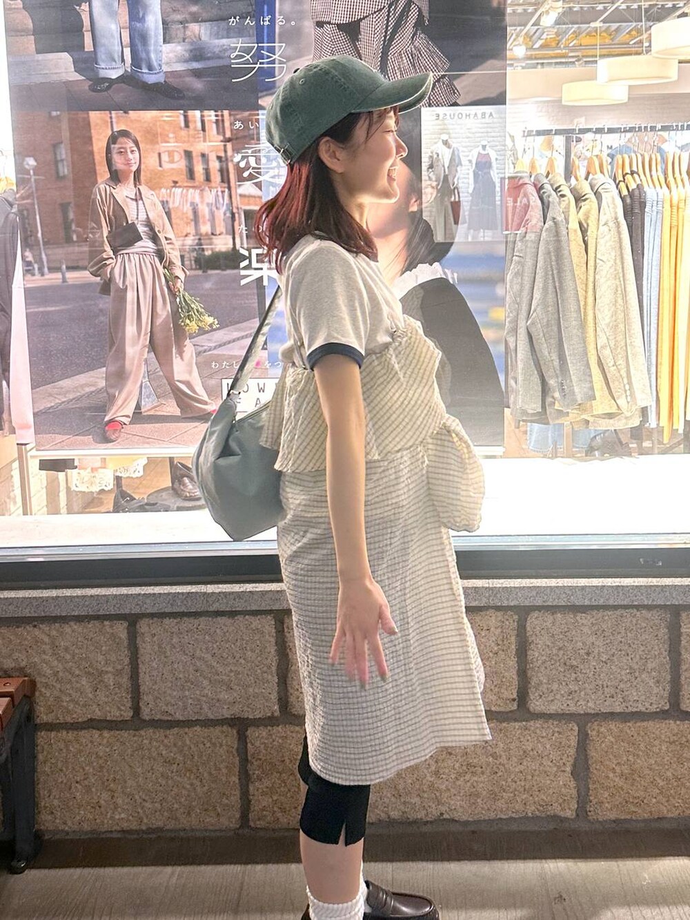 ブラウン系のローファー、グレー系のTシャツ/カットソー、ブルー系のショルダーバッグを着用したレディースの春コーディネートの4枚目の写真
