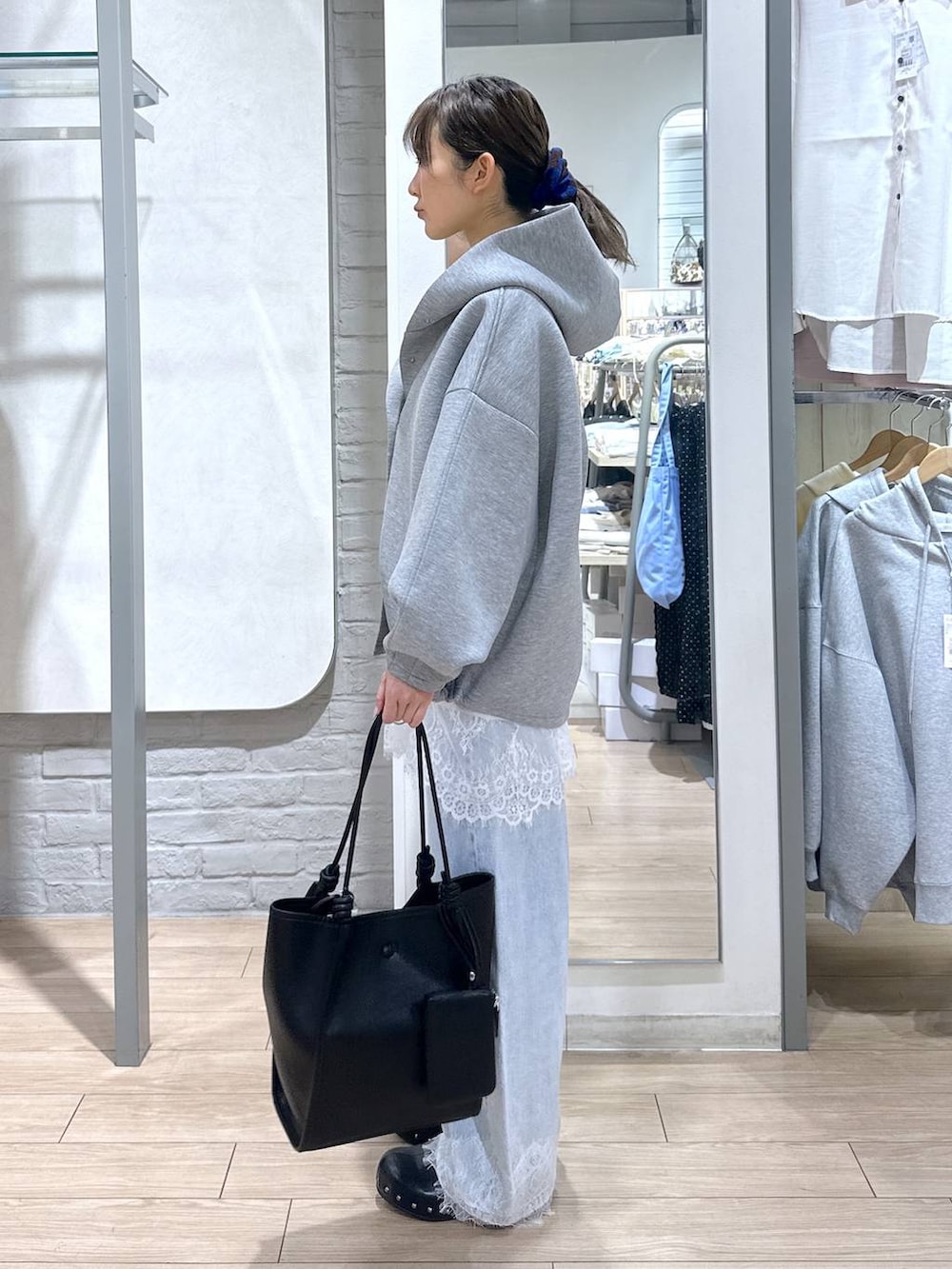 グリーン系のTシャツ/カットソー、ブルー系のデニムパンツ、ブラック系のサンダルを着用したレディースの春コーディネートの3枚目の写真