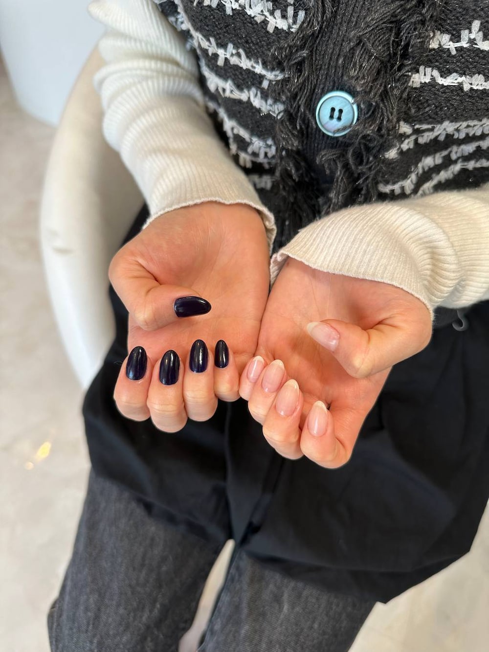 ブラック系のその他パンツ、ホワイト系のニット/セーターを着用したレディースの冬コーディネートの2枚目の写真