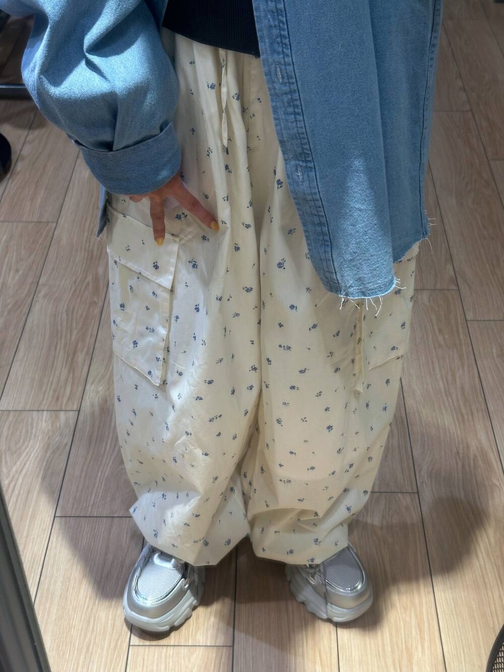 ホワイト系のカーゴパンツ、シルバー系のスニーカー、ブラック系のスウェットを着用したレディースの冬コーディネートの4枚目の写真