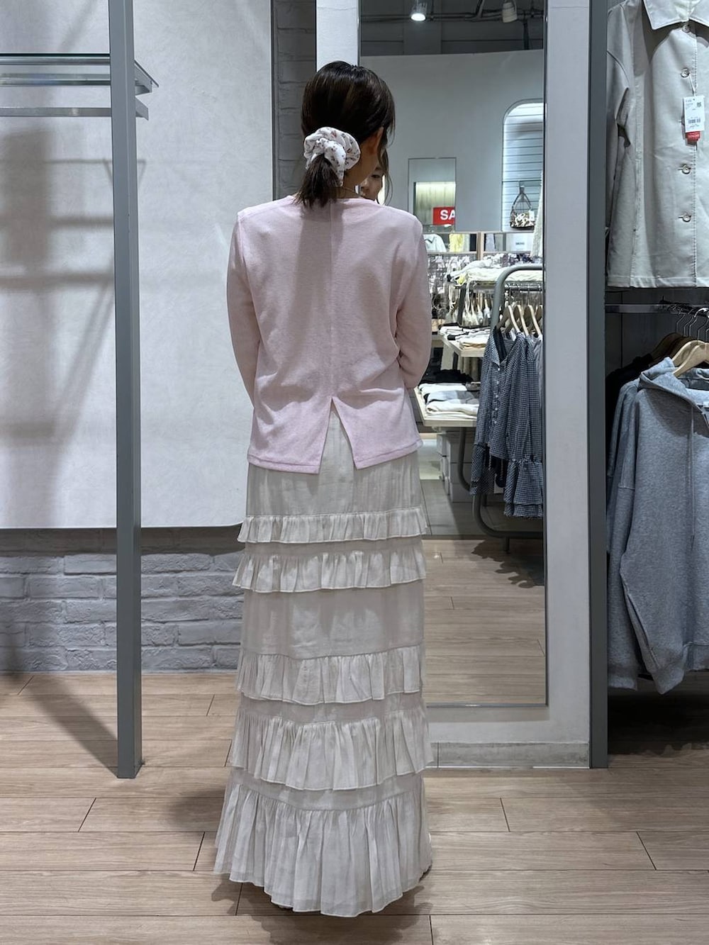 ホワイト系のボストンバッグ、ピンク系のTシャツ/カットソー、ホワイト系のスカートを着用したレディースの春コーディネートの5枚目の写真